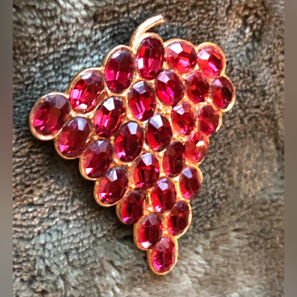 10275 VTG Brilliant Pink Gemstone Grape Cluster Pendant or Brooch Pin GoldTone